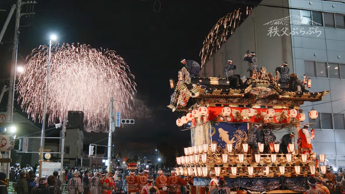 花火と屋台が並ぶ秩父夜祭の夜景